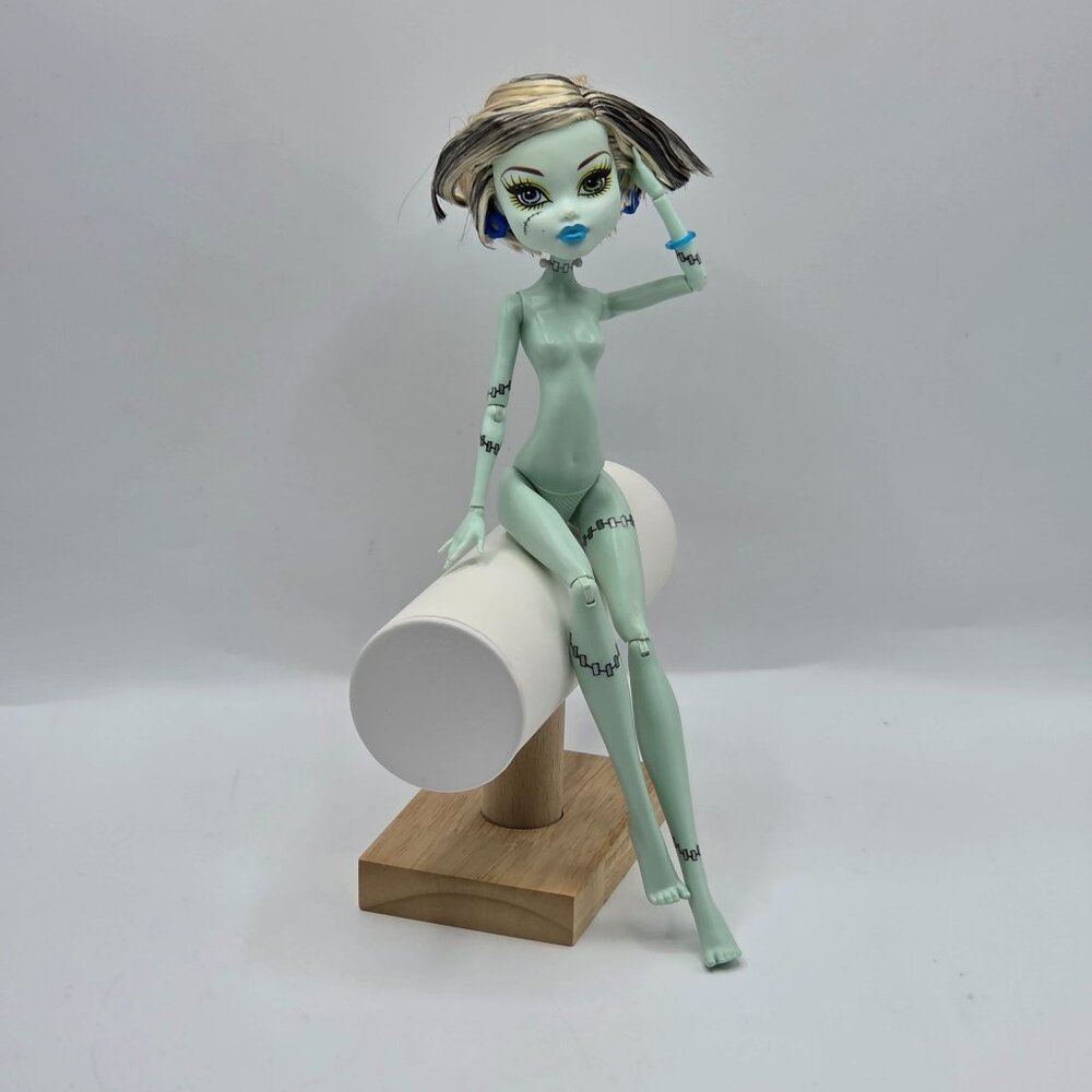 OG Monster High 2009 Skull Shores Frankie Stein Articulated Doll